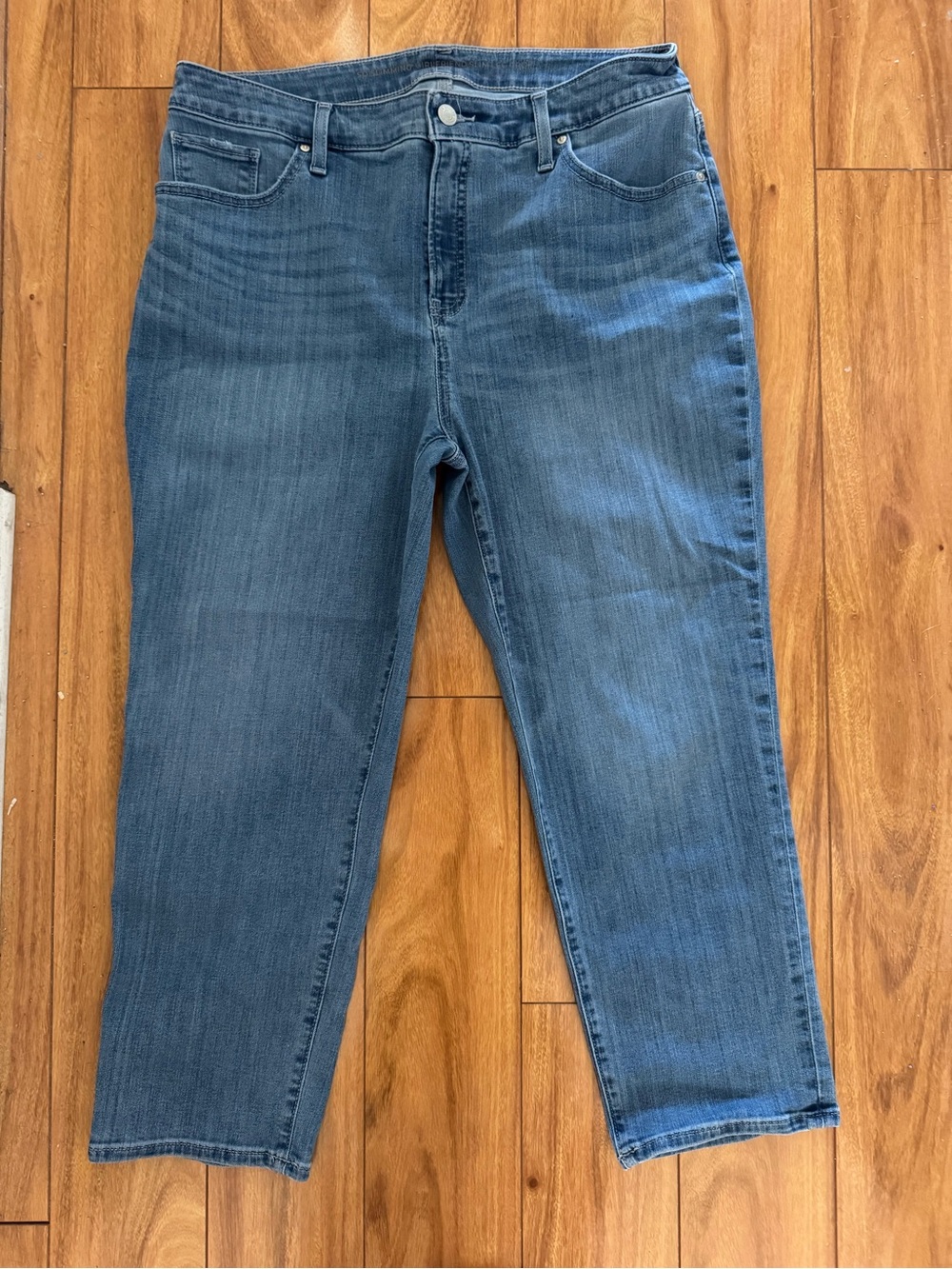 Chico's So Slimming Straight-Leg  Crop Jeans EUC Size 2